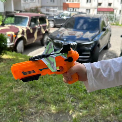 Avião de brinquedo com lançador, demonstrando como o lançador permite que o brinquedo voe longas distâncias.