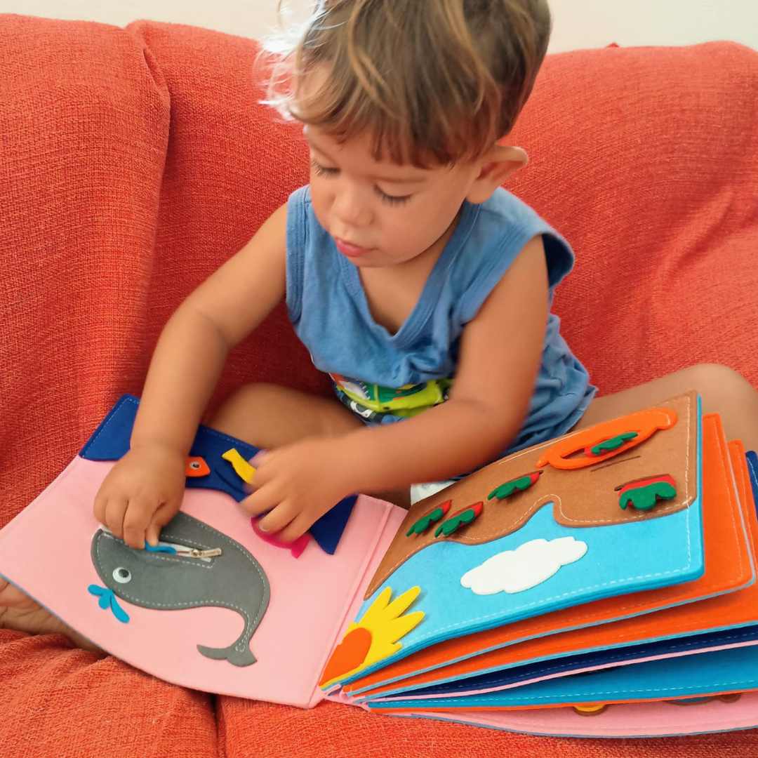 Descubra o Quiet Book na Liwteck, o livro de atividades em feltro perfeito para estimular o aprendizado e a criatividade das crianças. Com design Montessori, ele oferece atividades 3D que promovem o desenvolvimento cognitivo e motor de forma lúdica e divertida.

