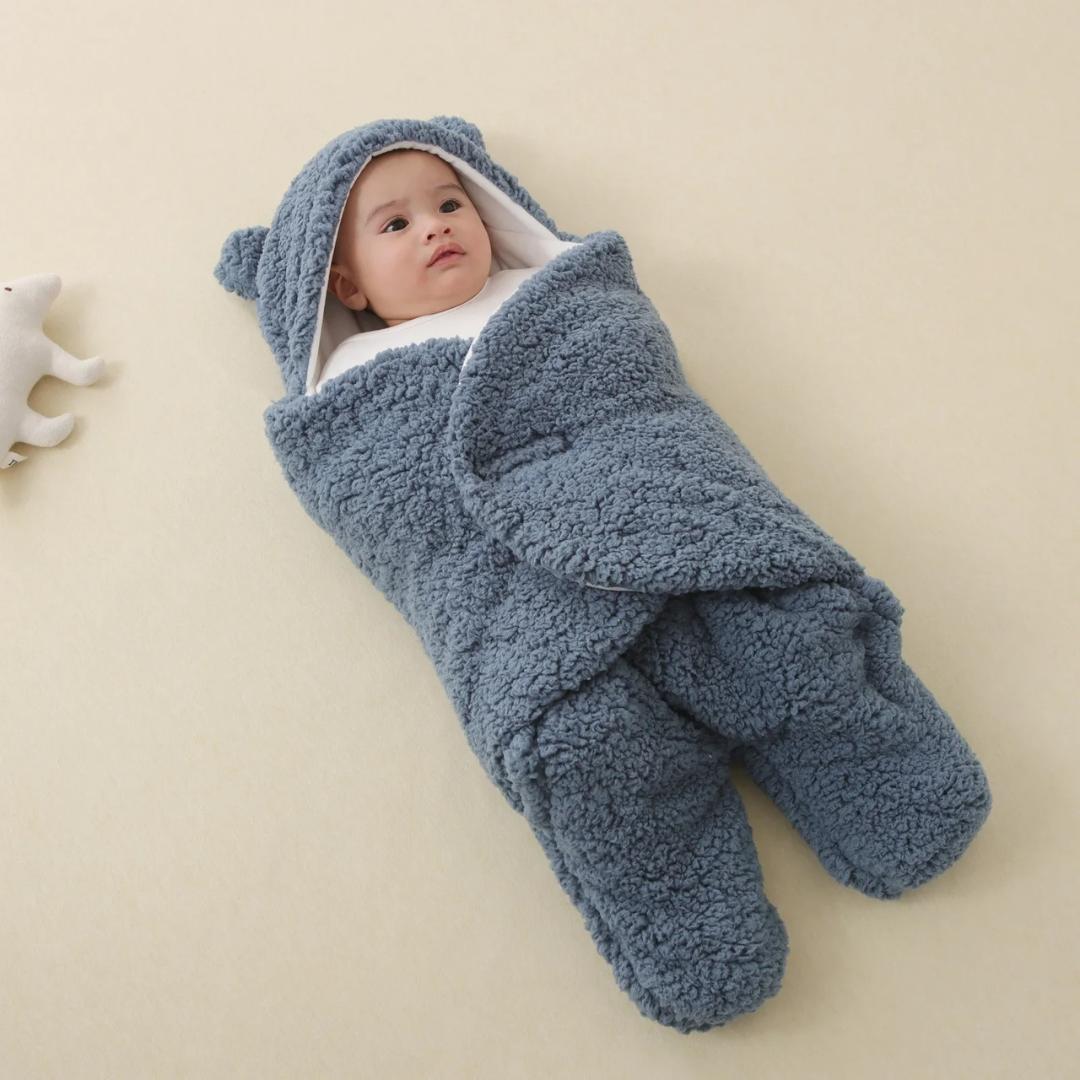 Swaddle para bebê, perfeito para envolver seu pequeno com carinho e segurança. Feito de tecido macio e respirável, ideal para todas as estações.