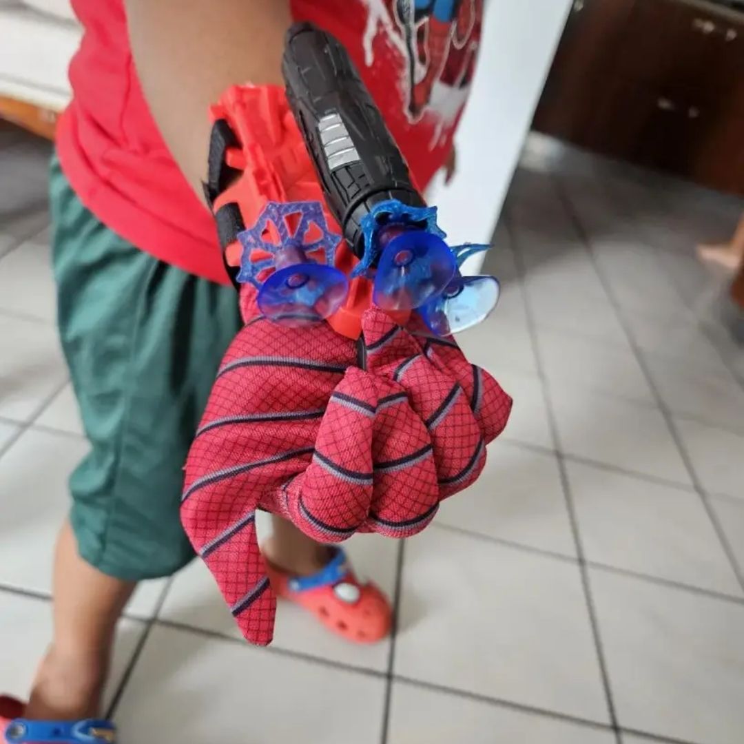 Brinquedo teia de aranha. Recrie as aventuras épicas do seu super-herói com teias que voam de verdade. A diversão está garantida!